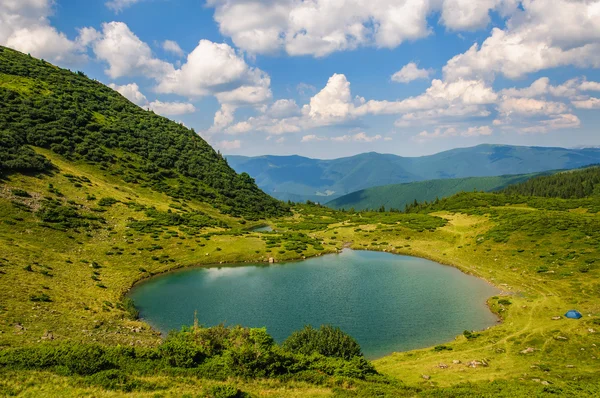 Lago en las Montañas Cárpatas. Ucrania — Foto de Stock