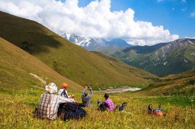 Turist büyük sırt çantaları ile grup sakin ol dağda