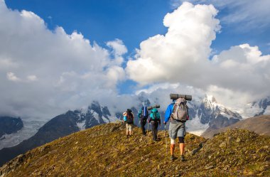 Büyük sırt çantaları turistlerle gruptur dağda