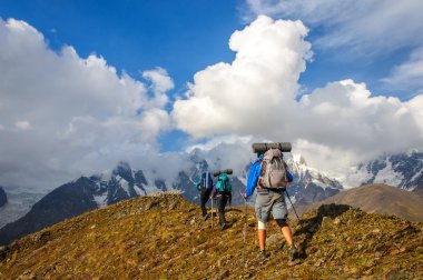 Büyük sırt çantaları turistlerle gruptur dağda