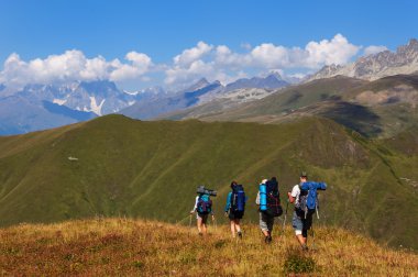 Büyük sırt çantaları turistlerle gruptur dağda