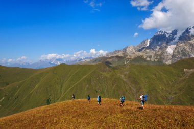 Büyük sırt çantaları turistlerle gruptur dağda