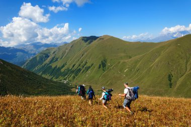 Büyük sırt çantaları turistlerle gruptur dağda