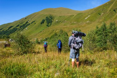 Büyük sırt çantaları turistlerle gruptur dağda