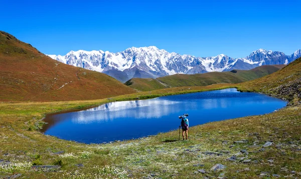 Tourist tjej gå bortom sjön — Stockfoto