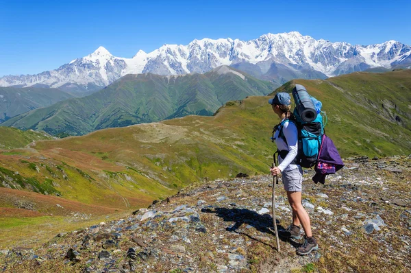 Frau wandert in Georgien Berge — Stockfoto