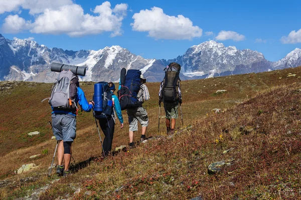 Büyük sırt çantaları turistlerle gruptur dağda