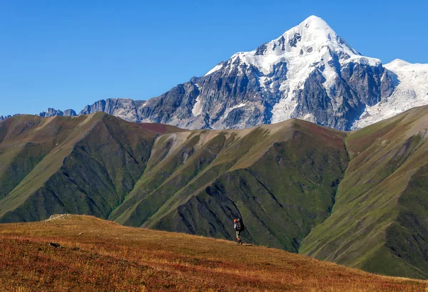 Young tourist  walks on top overlooking the valley — Stock Photo, Image