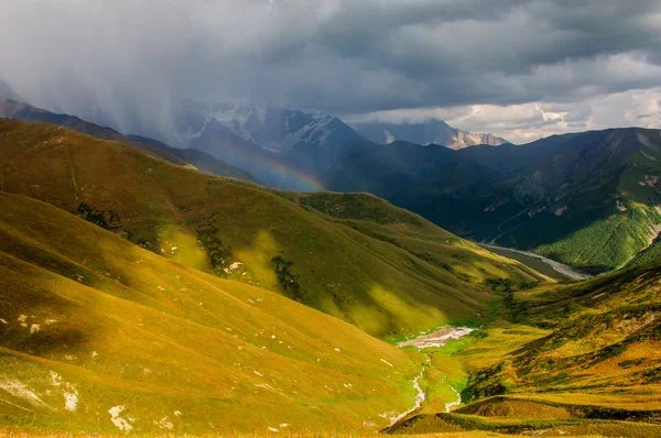 Sturm in den Bergen, sonniges Tal. — Stockfoto