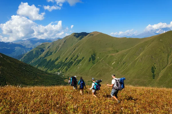 Group of tourists with large backpacks are on mountain — Stock Photo, Image