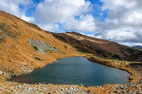 Karpat Dağları gölde. Ukrayna — Stok fotoğraf