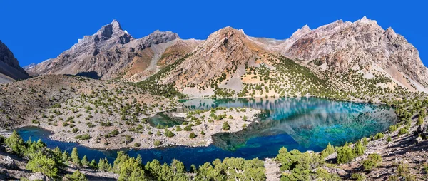 Majestic mountain lake in Tajikistan — Stock Photo, Image