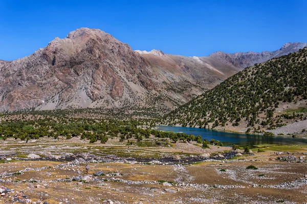 Επιβλητικό βουνό λίμνη στο Τατζικιστάν — Φωτογραφία Αρχείου