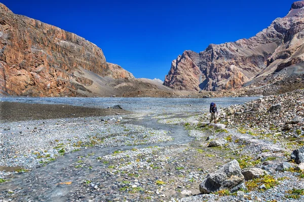 Majestic mountain lake i Tadzjikistan — Stockfoto