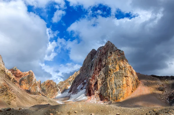 Grande nuvem pendurada sobre a montanha no tajiquistão — Fotografia de Stock