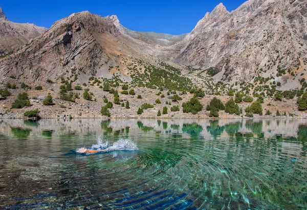 Majestic mountain lake in Tajikistan — Stock Photo, Image