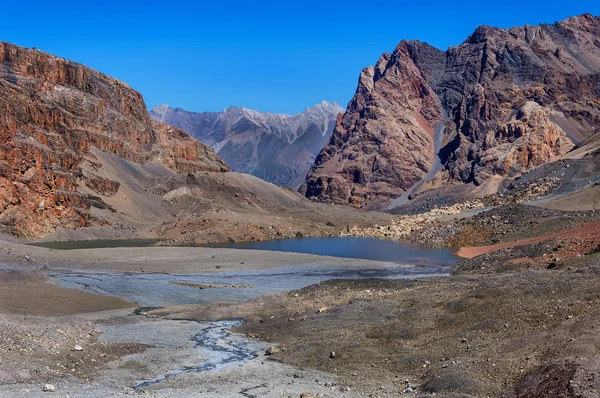 Krásné horské blátivé jezero v Tádžikistánu — Stock fotografie