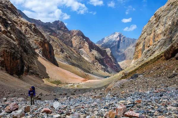 Majestuoso lago de montaña en Tayikistán — Foto de Stock