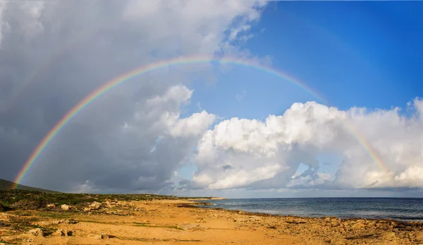 Regnbåge över havet — Stockfoto