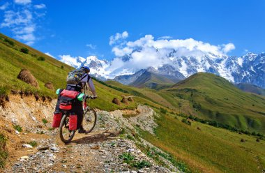 Bisikletçi dağ Georgia'da serpantin sürme