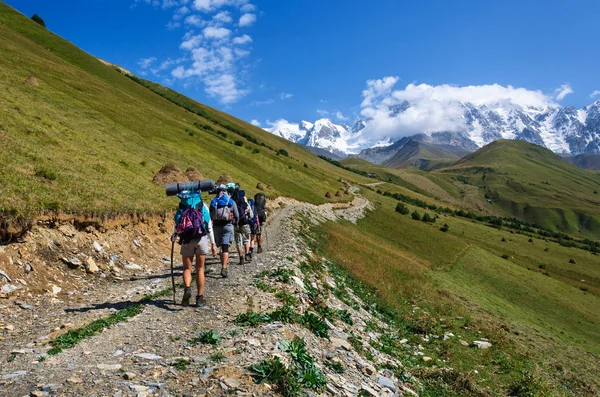 Büyük sırt çantaları turistlerle gruptur dağda