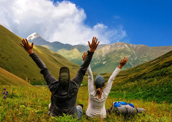 Junge und Mädchen von Touristen entspannen sich am Berg — Stockfoto