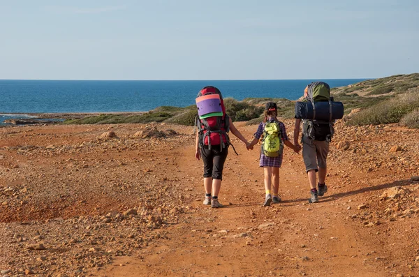 Family with large backpacks are on road sea — Stock Photo, Image