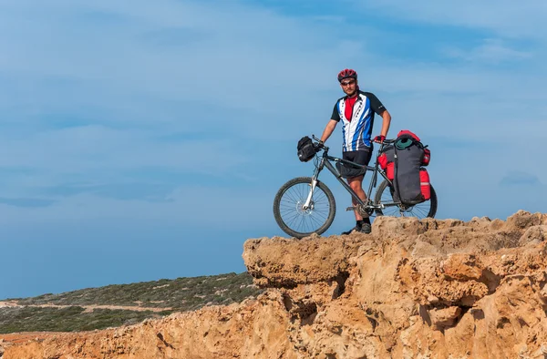 Paseos en bicicleta de montaña a lo largo de la costa escarpada . — Foto de Stock