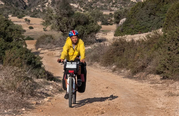 Cyklister ridning på berg serpentin — Stockfoto