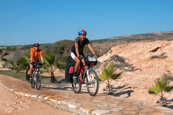 Grupo de ciclistas montar bicicleta de montaña playa de arena con mochila . — Foto de Stock