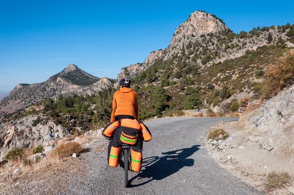 Cycliste sur la serpentine de montagne en Turquie — Photo