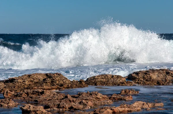 Olas de mar rodando sobre piedras —  Fotos de Stock