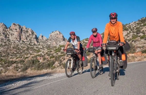 Ciclistas montando en serpentina de montaña — Foto de Stock