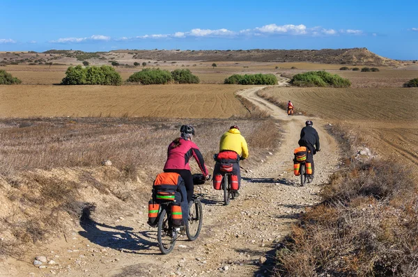 Ciclistas montando en serpentina de montaña — Foto de Stock