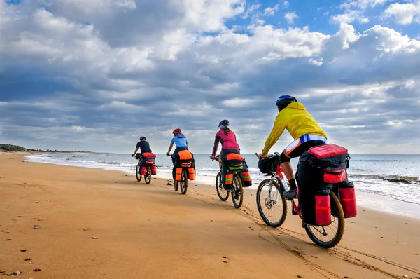 Groupe de cyclistes à vélo de plage de sable — Photo