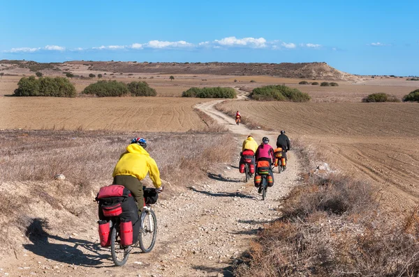 Ciclistas montando en serpentina de montaña — Foto de Stock