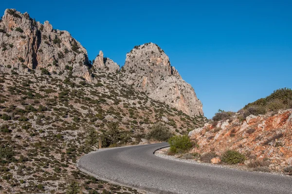 La route à travers le canyon dans les montagnes — Photo