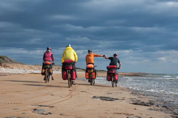 Groupe de cyclistes à vélo de plage de sable — Photo