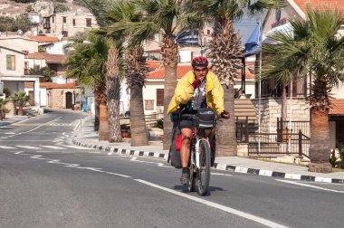 şehir etrafında adam bisiklet sürmek. 