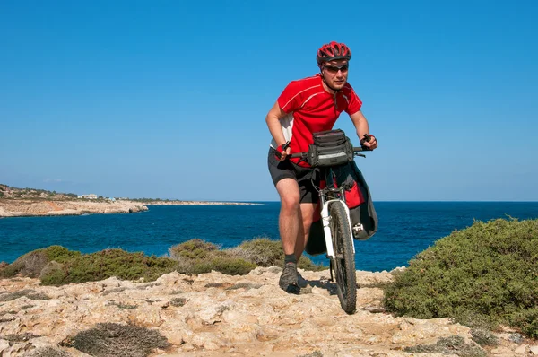 Mountain bike passeios ao longo da costa íngreme . — Fotografia de Stock