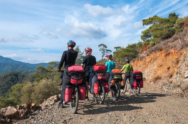 Ciclista montando en serpentina de montaña en Turquía — Foto de Stock