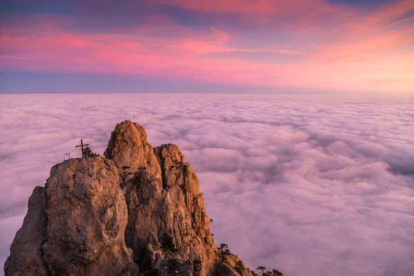 Волшебные облака заката в Крыму. Путешествие по Крыму . — стоковое фото