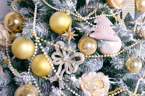 Kerstballen op dennenboom. Nieuwjaarsvakantie en kerstviering — Stockfoto