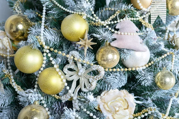 Bolas de Natal no abeto. Feriados de Ano Novo e celebração do Natal — Fotografia de Stock