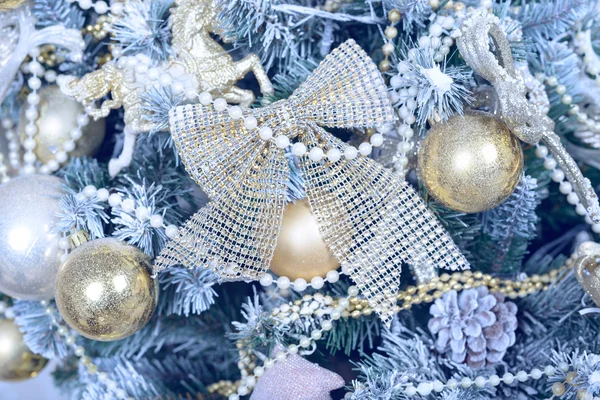 Noel baloları köknar ağacında. Yeni yıl tatili ve Noel kutlaması — Stok fotoğraf