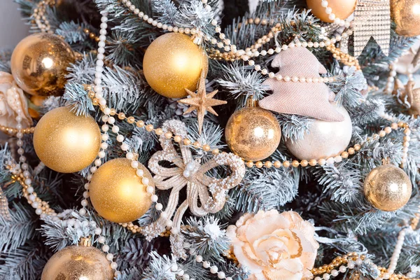 Bolas de Navidad en abeto. Vacaciones de Año Nuevo y celebración navideña — Foto de Stock