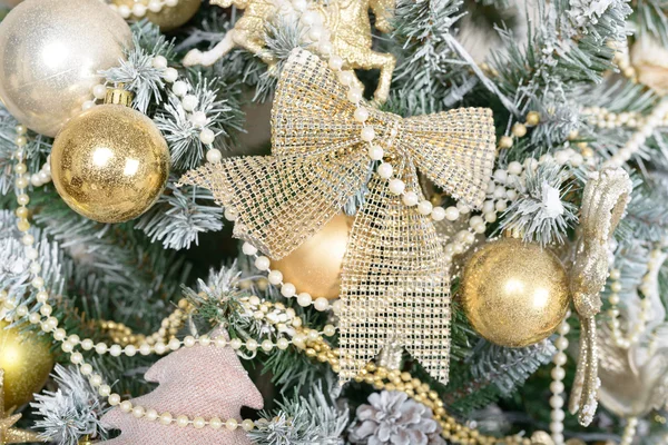 Χριστουγεννιάτικες μπάλες σε έλατο. Πρωτοχρονιάτικες διακοπές και Χριστουγεννιάτικη γιορτή — Φωτογραφία Αρχείου