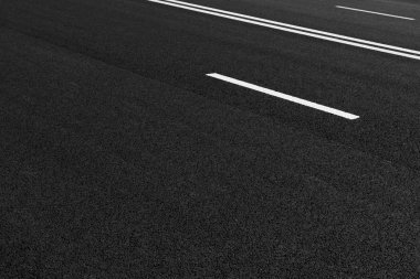 Satırları beyaz çizgili işaretleme ile asfalt yol