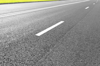 Satırları beyaz çizgili işaretleme ile asfalt yol