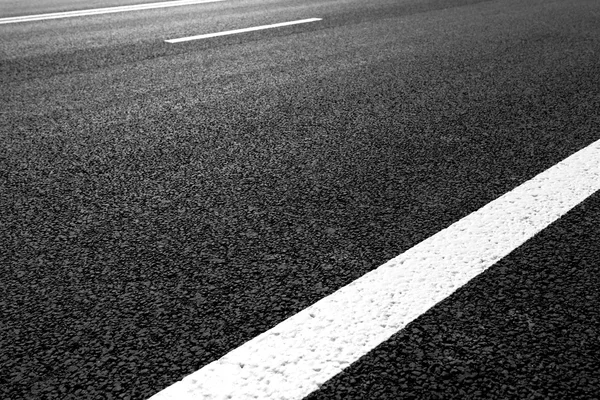 Route asphaltée avec lignes de marquage rayures blanches — Photo
